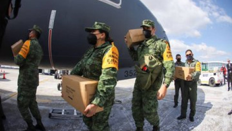 Llega segundo avión de la FAM a Rumania; entrega ayuda humanitaria a refugiados