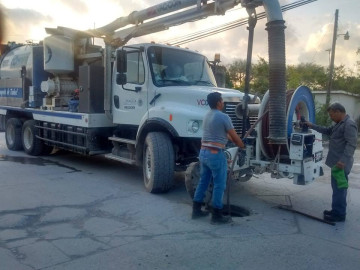 Comapa trabaja con equipo vactor