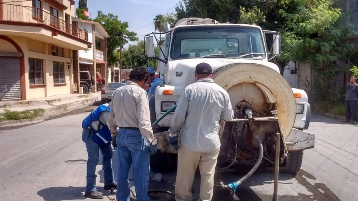 Comapa trabaja con equipo vactor