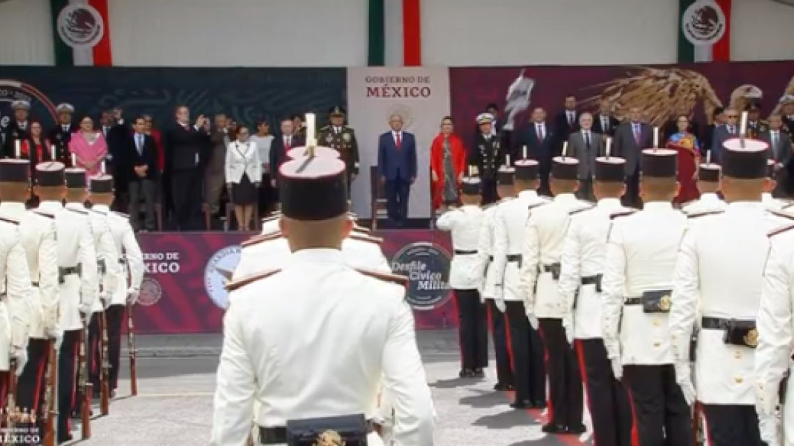 Encabeza AMLO desfile militar por el 212 aniversario de la Independencia de México