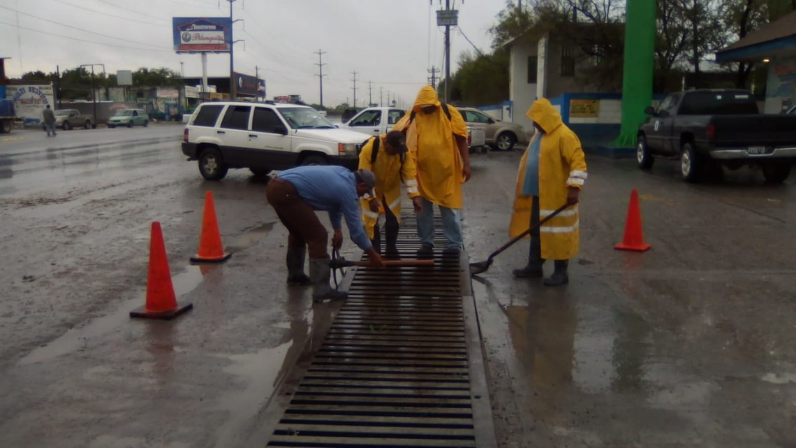 Desazolvan cuadrillas municipales sistema pluvial