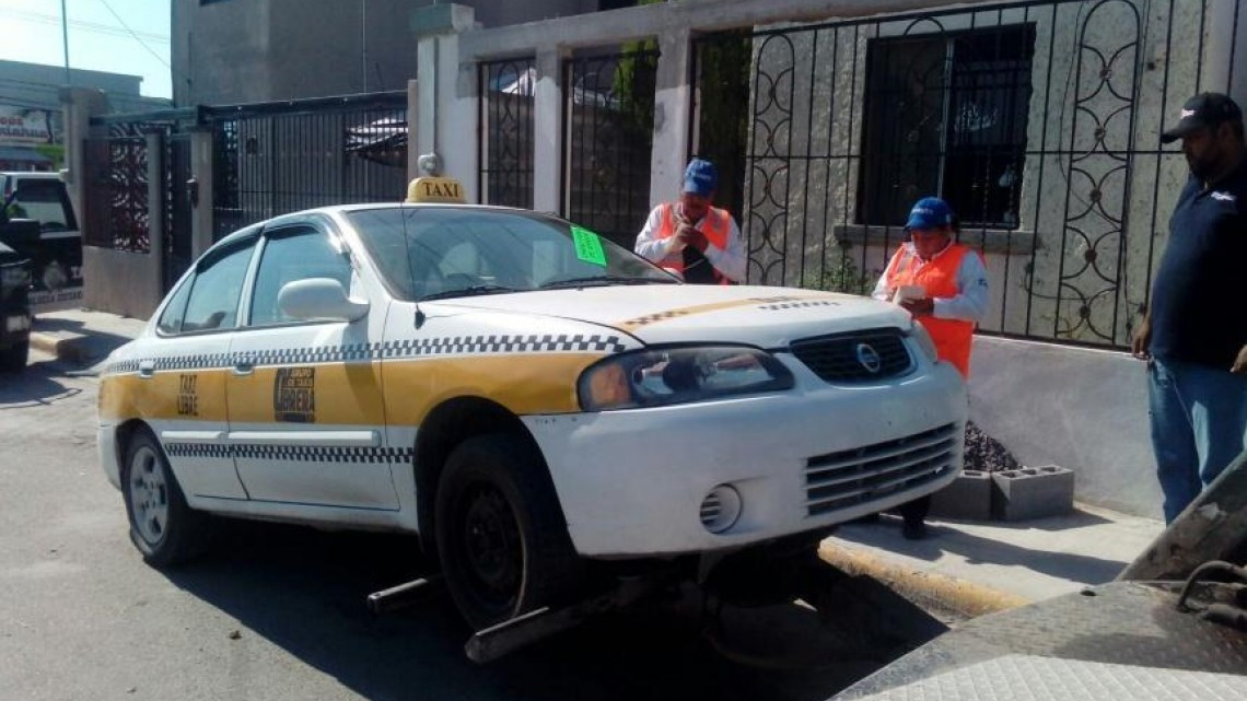 PE asegura ocho taxis pirata 