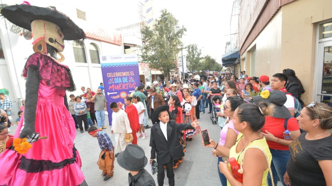 Desfile de Catrinas enaltece tradiciones mexicanas