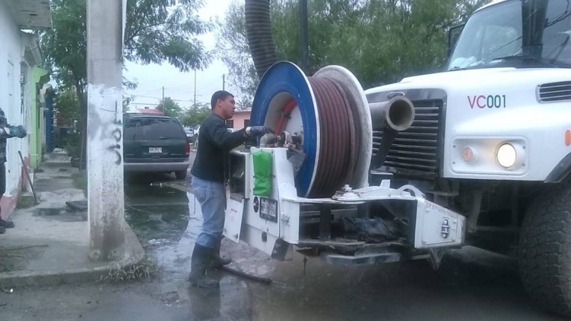 Comapa trabaja con equipo vactor