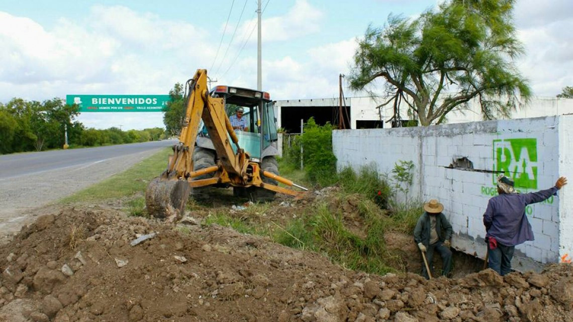 Alcalde supervisa trabajos de instalación de tubería