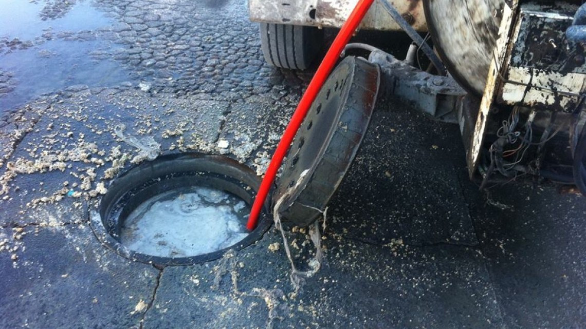 Comapa trabaja con equipo vactor