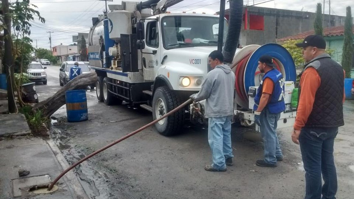 Comapa trabaja con equipo vactor