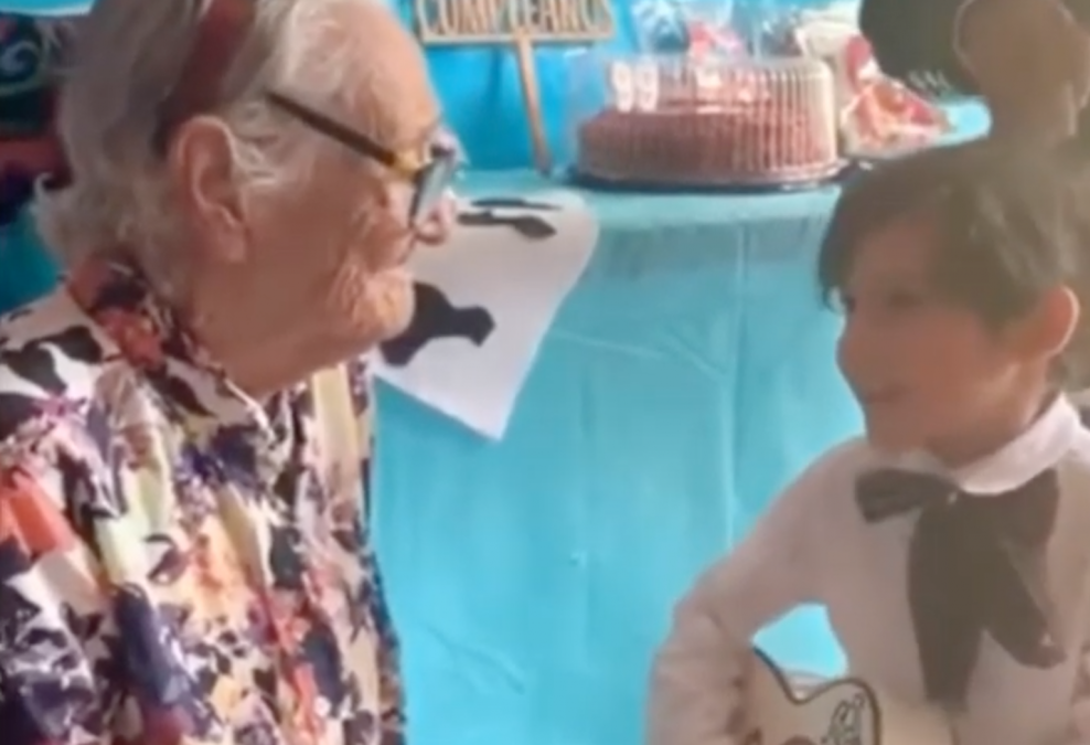 Niño le canta a su bisabuela ‘Recuérdame’ de Coco 