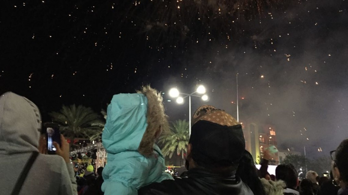 Enciende Maki Ortiz el Pino e inaugura pista de hielo 2018 