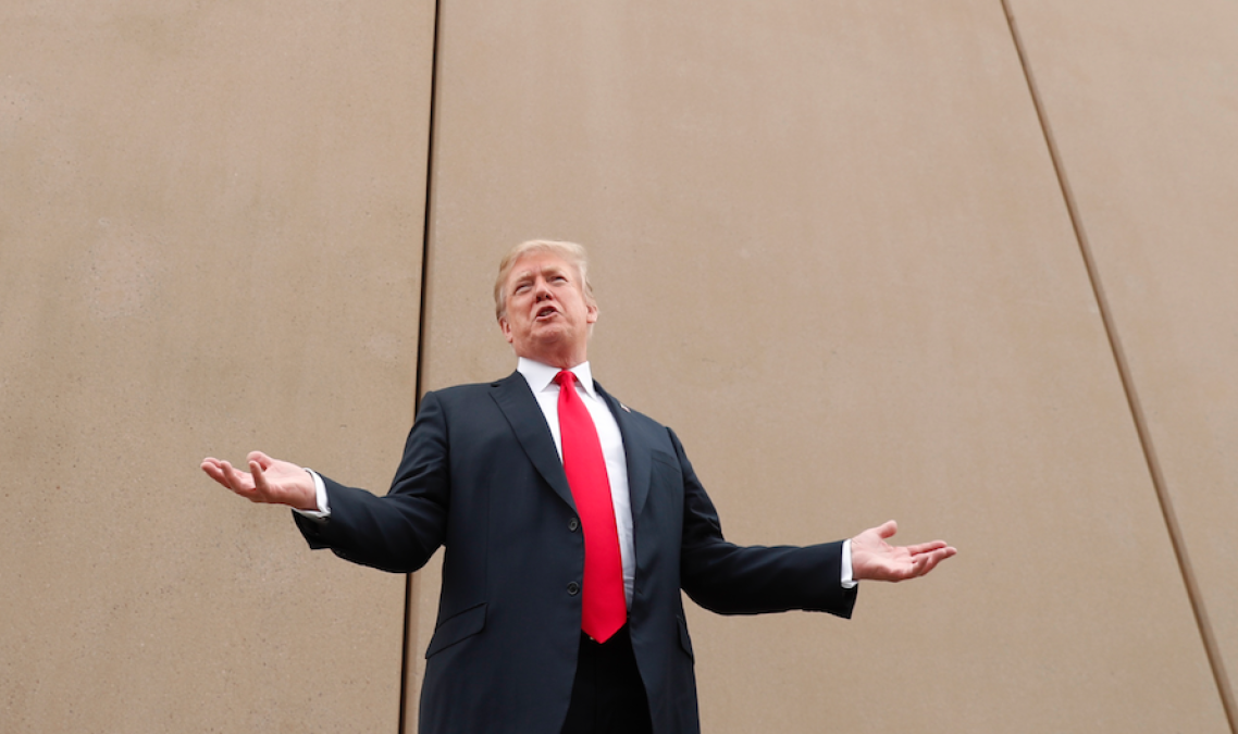 Trump desesperado por recursos para muro: NYT