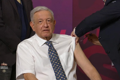 Recibe AMLO vacunas contra covid-19 e influenza