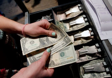 Dólar se vende hasta en 19.58 pesos en el AICM