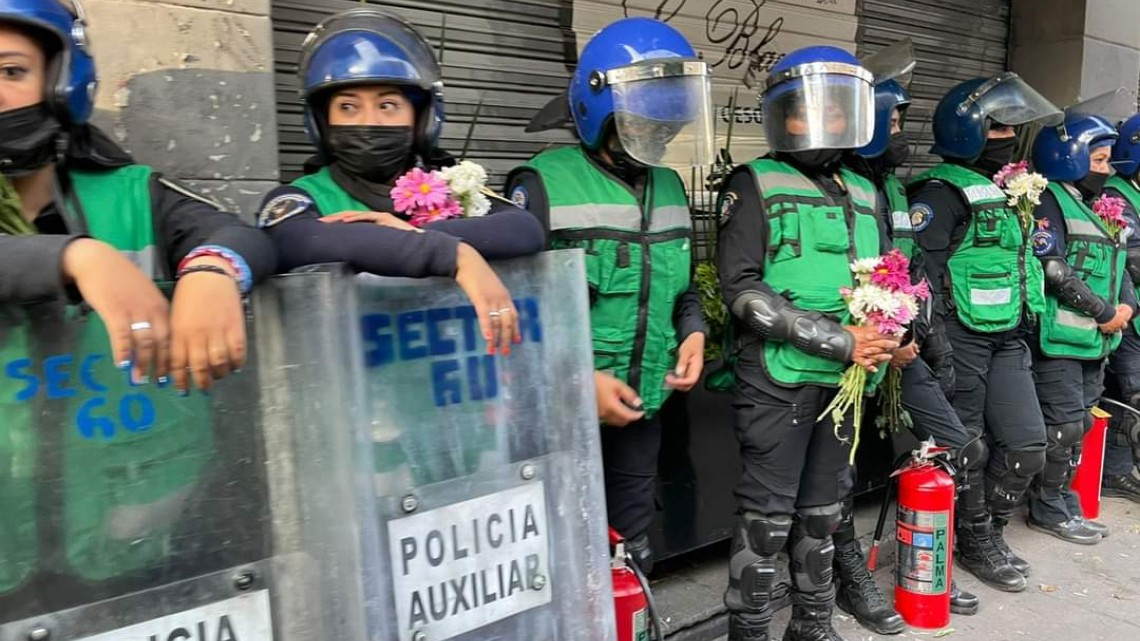 8M: Feministas regalan flores a mujeres policías durante marcha