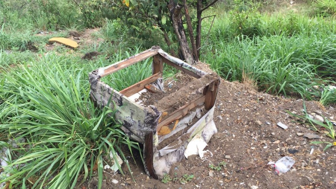 Desechos urbanos en canales pluviales amenazan el patrimonio de cientos de familias
