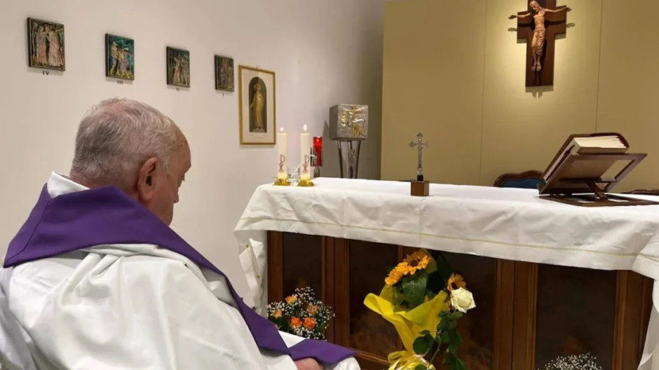 Revelan la primera foto del papa Francisco desde su hospitalización