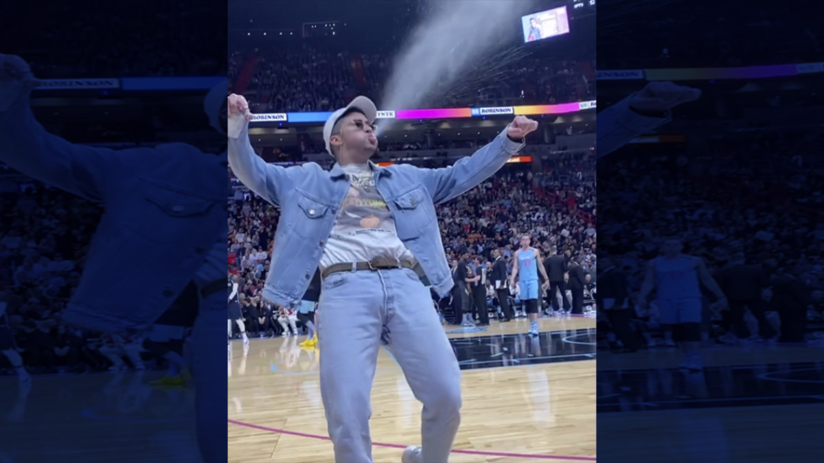 Bad Bunny imita a Triple H en partido de la NBA
