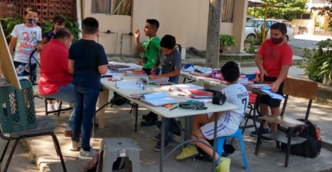 Maestro adapta su patio para dar clases a niños que no pueden tomarlas