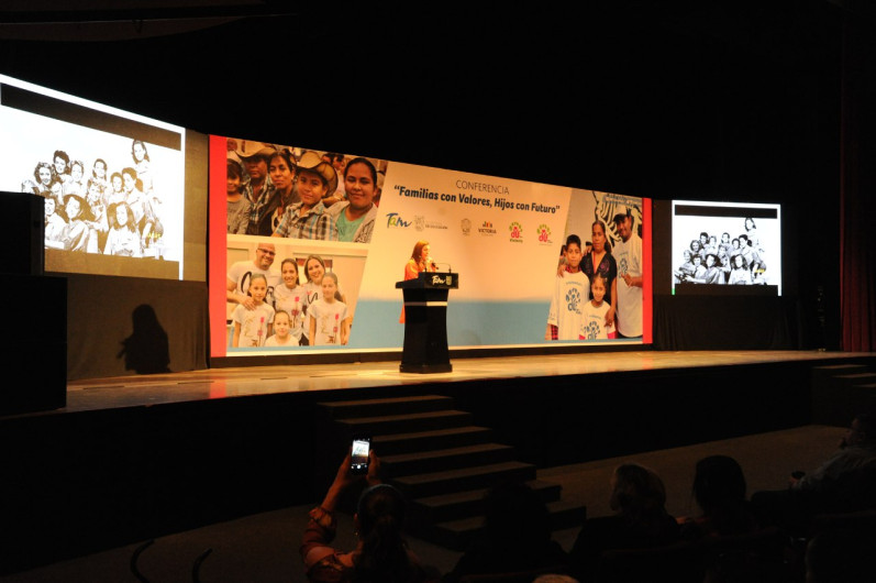 Presenta conferencia Familia con Valores, Hijos con Futuro