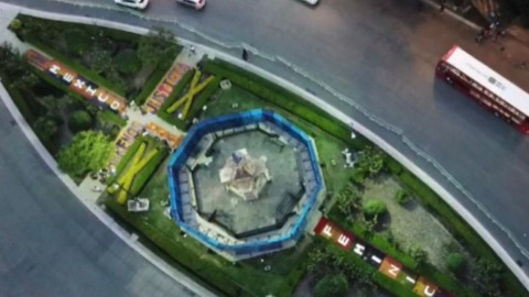 Instalan ofrenda por feminicidios en la Glorieta de las Mujeres que Luchan