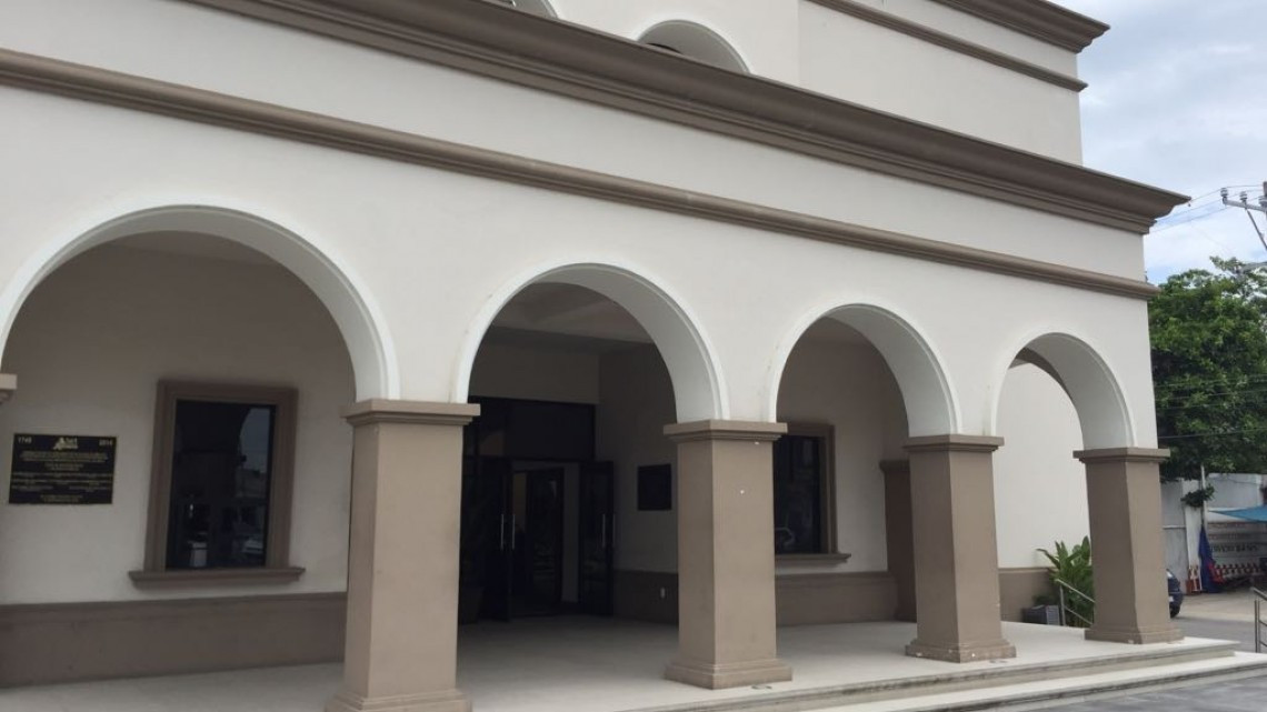 Entregan becas municipales a estudiantes