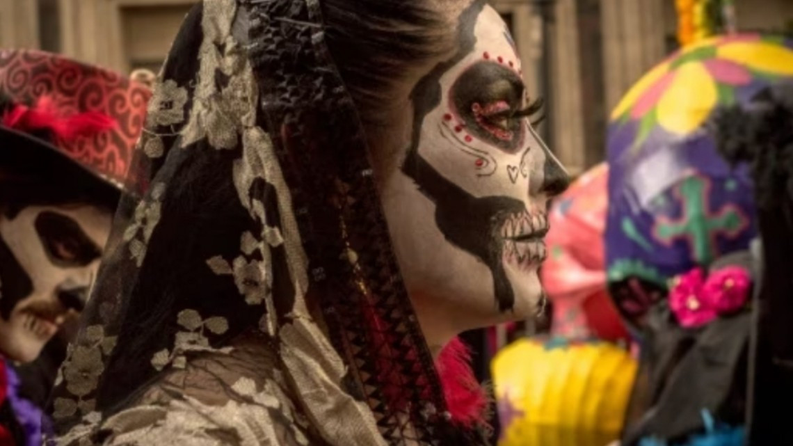 Coloridos Catrinas y Mexicráneos desfilaron en CDMX 