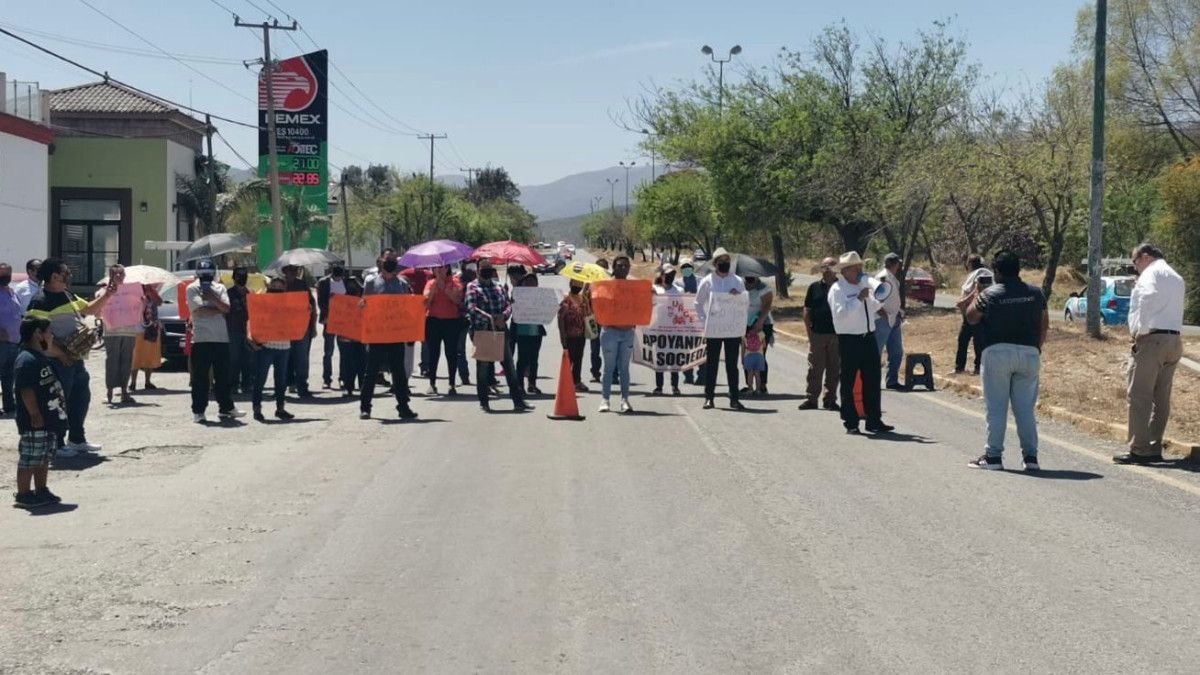 Cierran libramiento por desabasto de agua y altos cargos en recibos de la COMAPA 