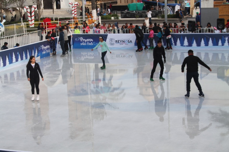 Chicos y grandes disfrutan la pista de hielo