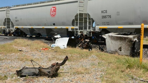 Embiste tren a tráiler en Anáhuac