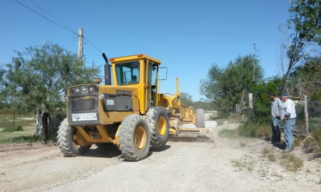 Refuerzan trabajos de mejoramiento en caminos rurales