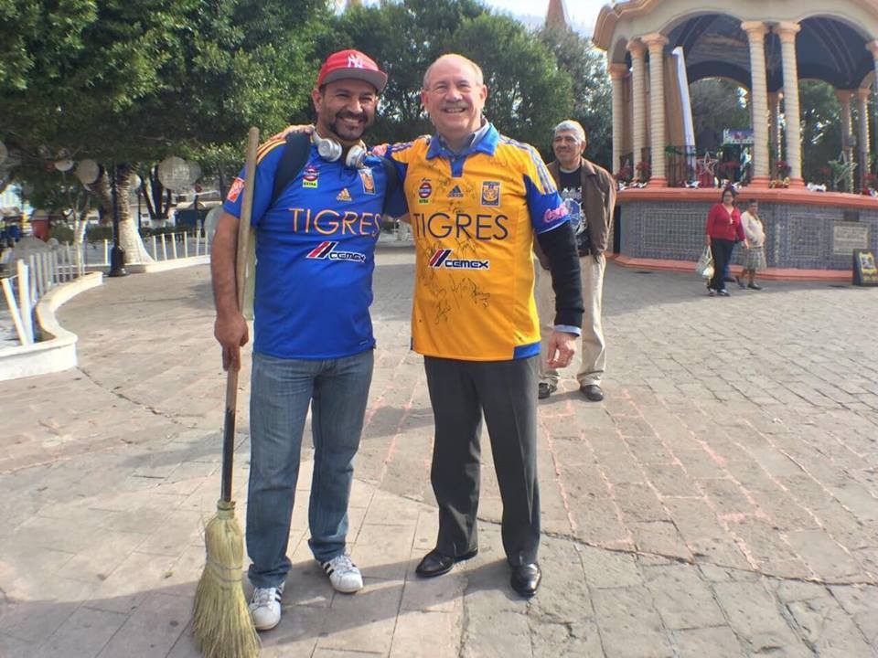 Chuchín recibe jersey de los Tigres autografiada 
