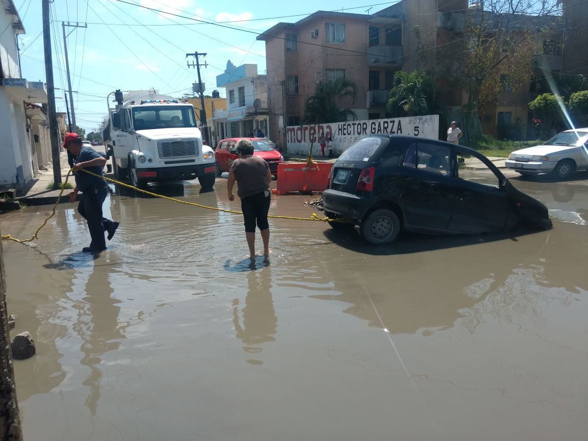 Caen dos vehículos en socavón en Ciudad Madero