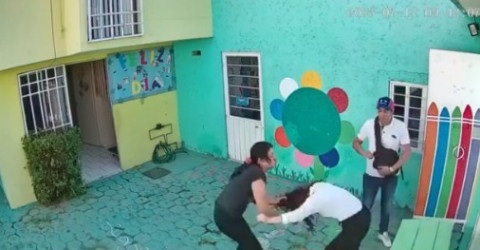 Padres de familia golpean y encañonan a maestra de kinder 