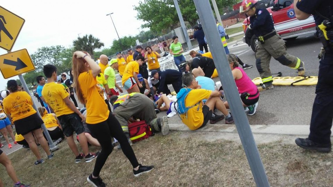 Estructura metálica aplasta a corredores