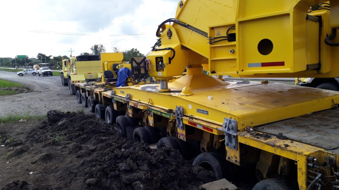 Bloqueada la carretera federal en Altamira por enorme maquinaria que descarriló