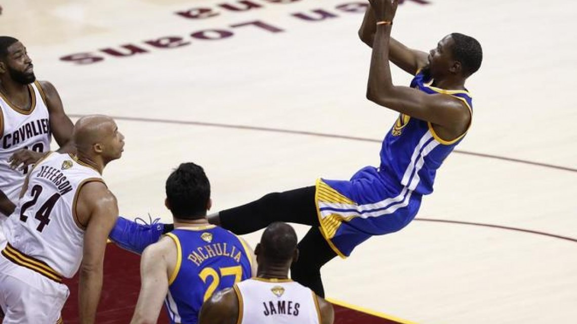 Golden State vence a Cleveland y acaricia el título de la NBA