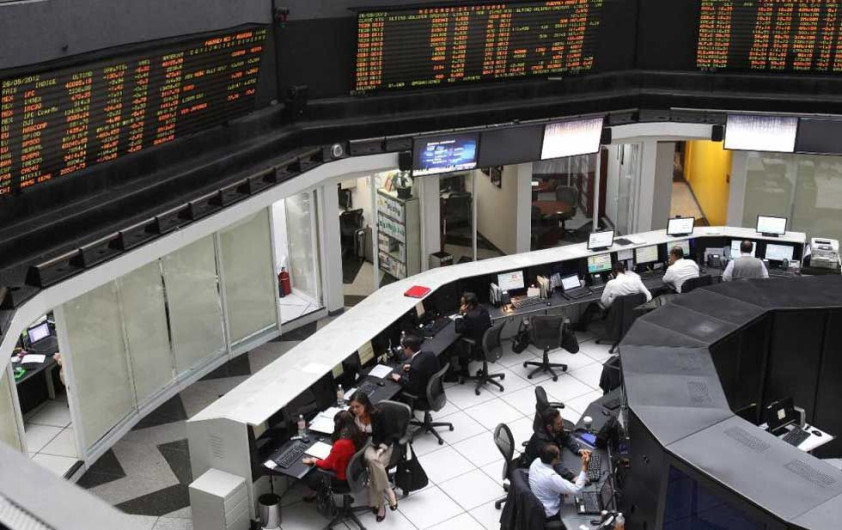 Dólar cierra jornada en 19.04 pesos a la venta en bancos