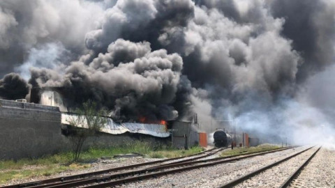 Registran fuerte incendio en una fábrica de Santa Catarina, Nuevo León