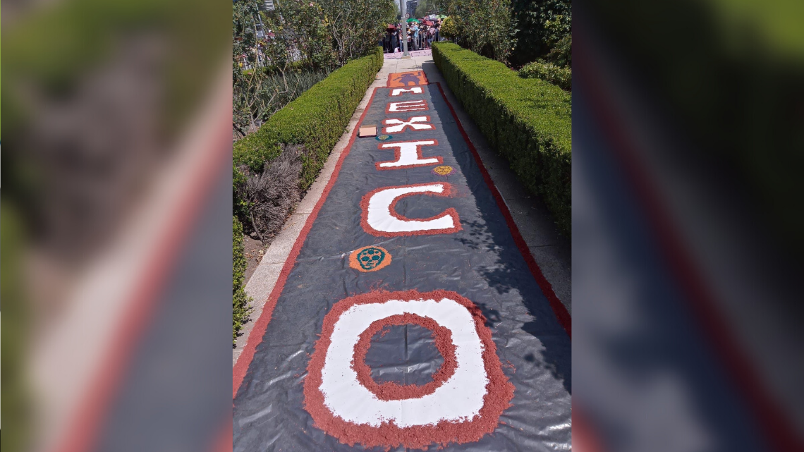 Instalan ofrenda por feminicidios en la Glorieta de las Mujeres que Luchan