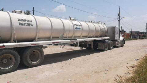 Pipas entregan agua en fraccionamientos y ejidos