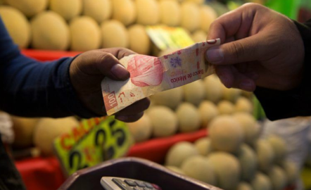 Celebra AMLO baja en la inflación durante octubre