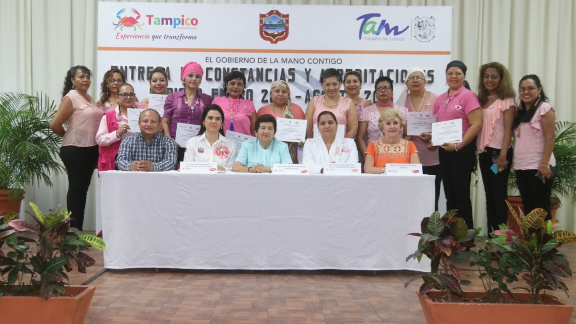 Entrega Magdalena Peraza acreditaciones a alumnas del Instituto de la Mujer