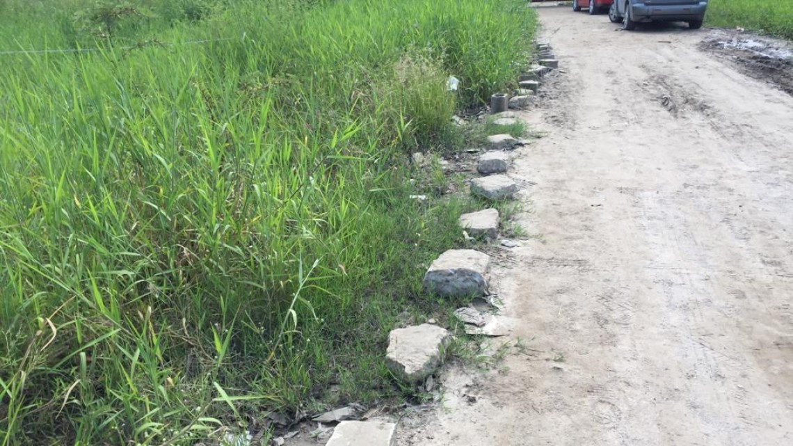 Piden limpieza de un acceso a una escuela secundaria