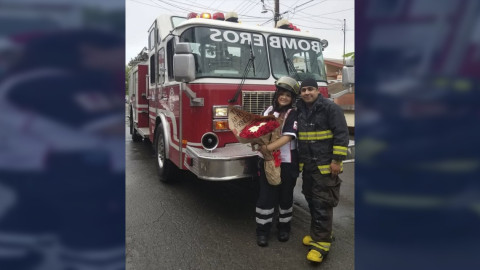 Bombero le pide matrimonio a su  novia de manera original