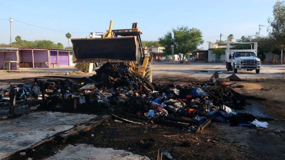 Retiran cuadrillas escombro derivado de un incendio