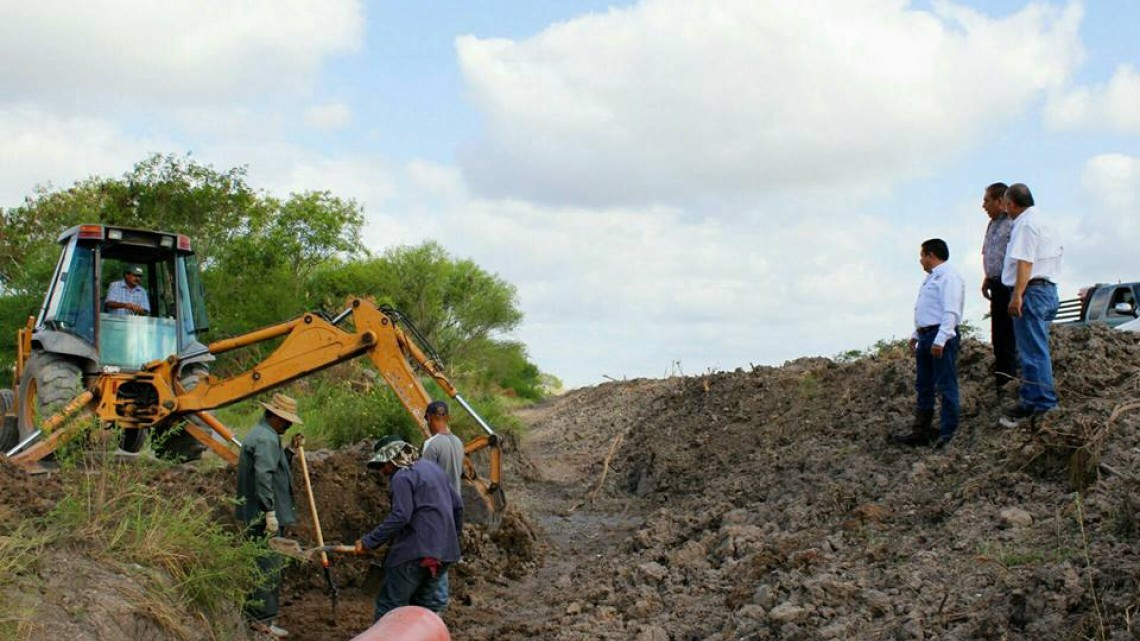 Alcalde supervisa trabajos de instalación de tubería