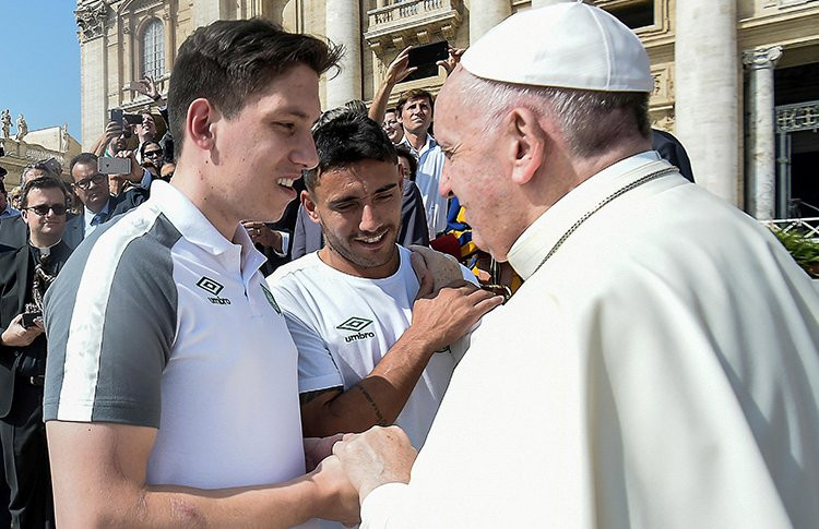 Chapecoense visitan al Papa Francisco en el Vaticano