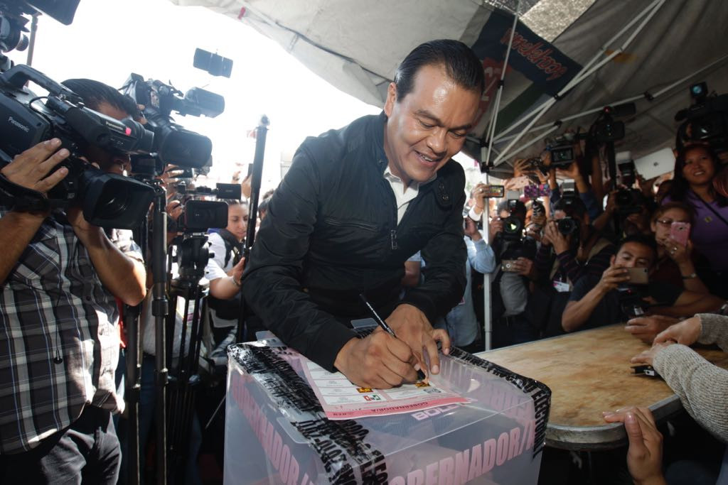 Juan Zepeda, candidato del PRD, emite su voto