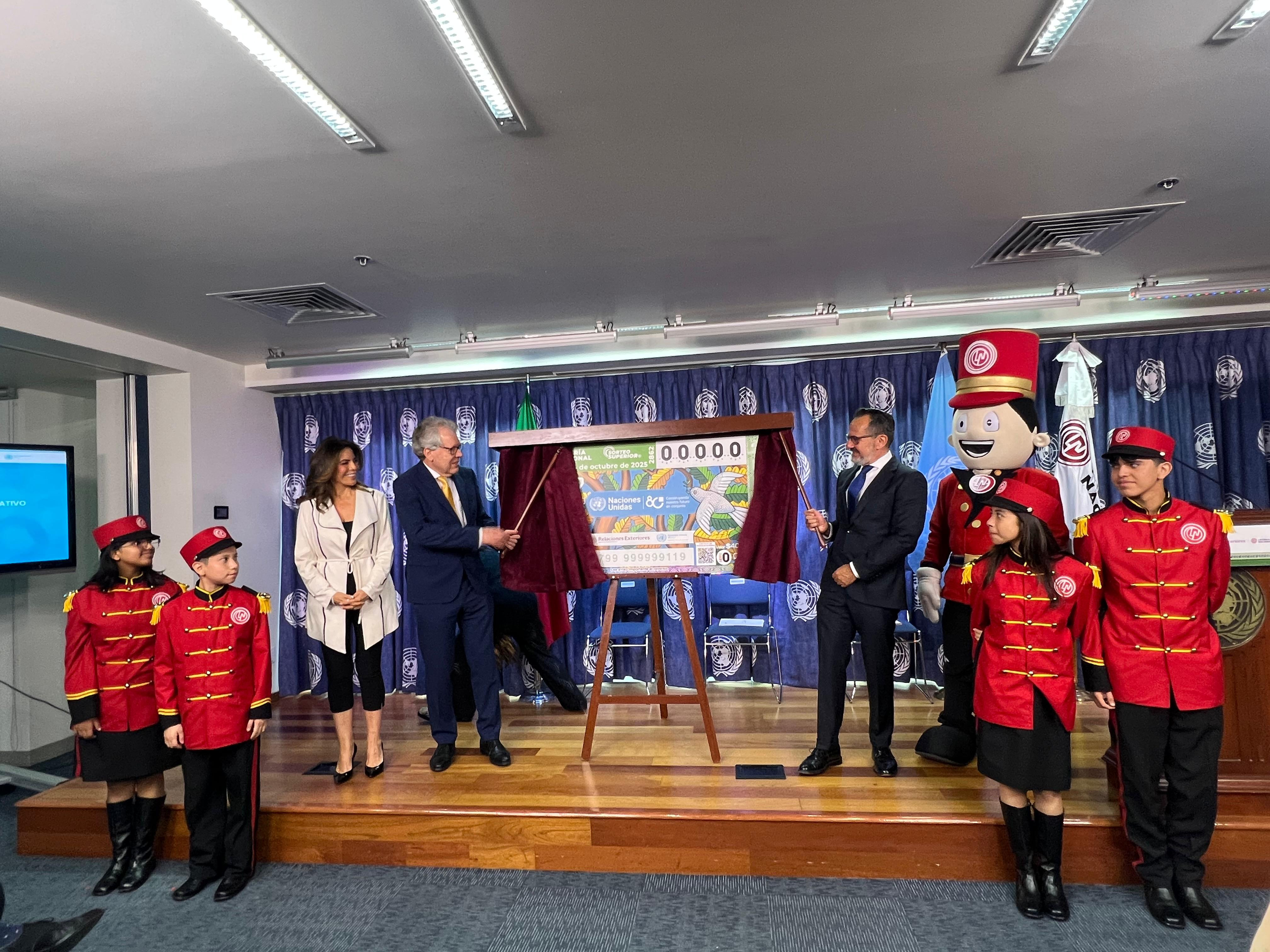 Develan billete de Lotería Nacional conmemorativo por el 80 Aniversario de la ONU