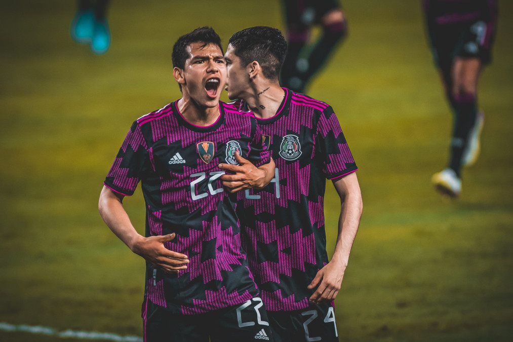 México saca victoria a Islandia