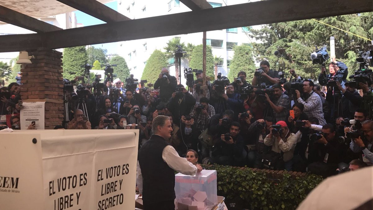 Alfredo del Mazo emite su voto